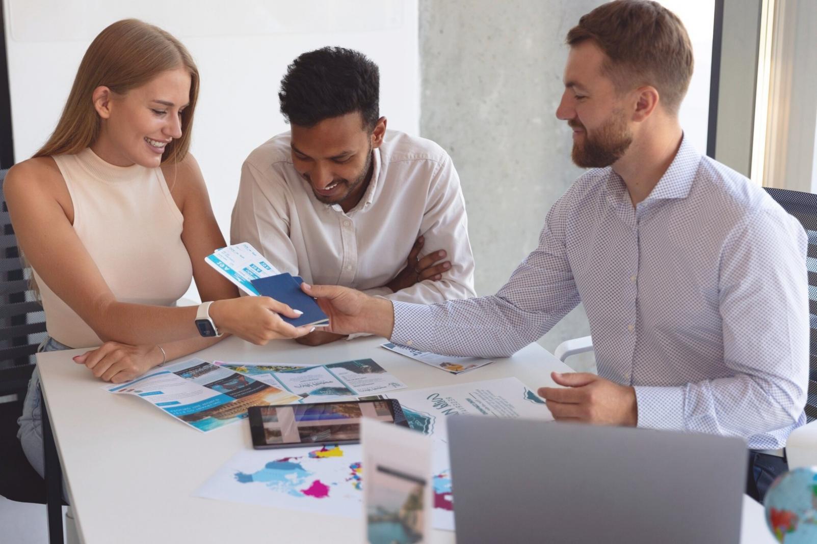 Análisis financiero personalizado con documentos y gráficos sobre mesa de trabajo